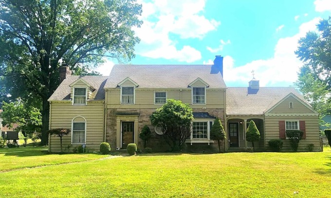Youngstown Apartamento | Private Fenced Yard King Bed Grill Fireplace