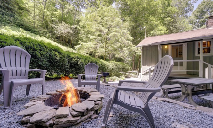 Bryson City Cabaña | Private Fire Pit & Creek: Bryson City Retreat!