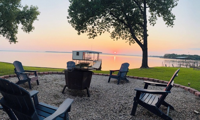 Lone Oak Casa | Private Fishing Dock, Boat Lift, Paddle Boards, Fire Pit - newly remodeled home