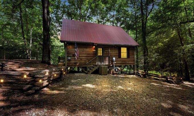 Dahlonega Cabina | Private Fishing Lake, Hot Tub, Fire Pit, Walking Trails And Nearby Wineries