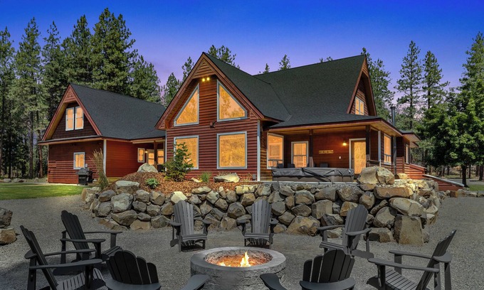 Cle Elum Casa | Private Forest Escape for 19 with Hot Tub & Stunning Night Sky Views