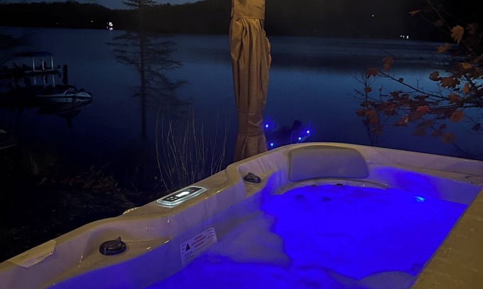 Perry Casa | Private Four-Season Lakefront Cottage *Hot Tub*