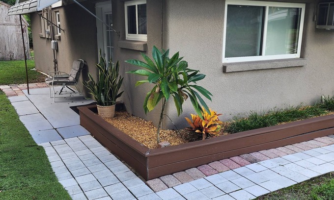 Brandon Apartamento | Private Furnished Apartment - Quiet, Safe & More!