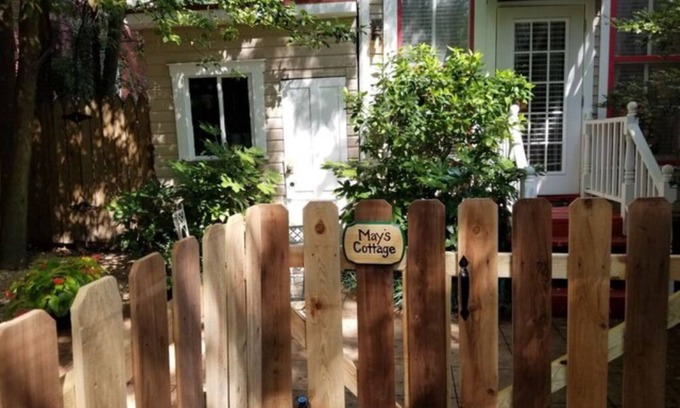 Downtown Little Rock Cabina | Private Garden, Jacuzzi Tub, Fireplace, In-Cottage Breakfast & Walking Distance to SoMa Are Just the Beginning!