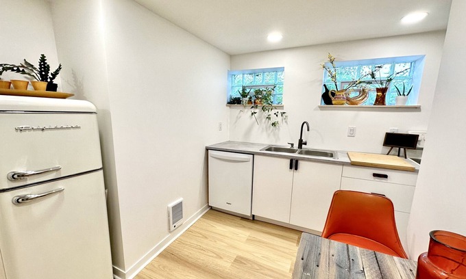 Kingfield Casa | Private Garden-Level Master Suite