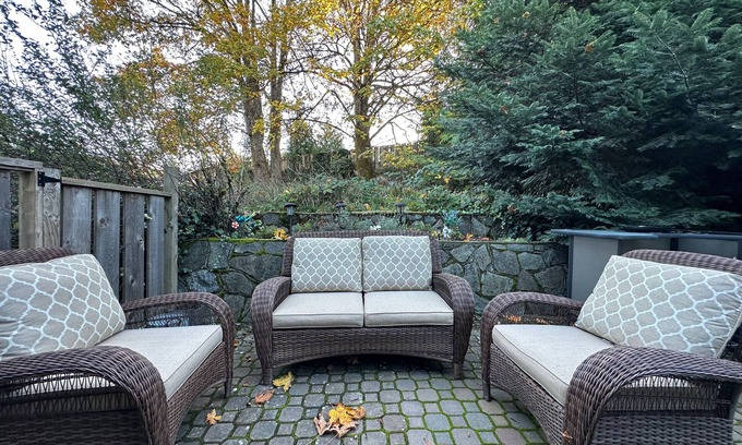 Langford Casa | Private garden suite close to key travel routes. Pet-friendly.