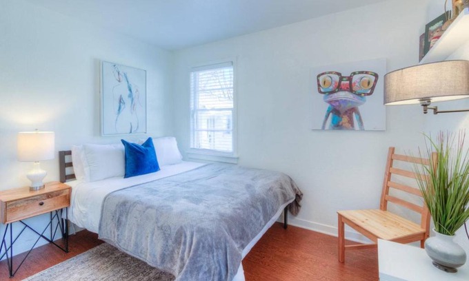 Midtown Apartamento | Private gated cottage! Walk to Overton square!