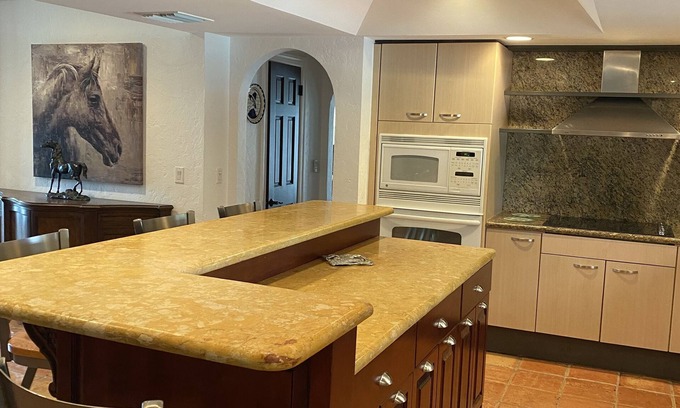 High Point Otro | Private Gated horse farm minutes from the beach and downtown