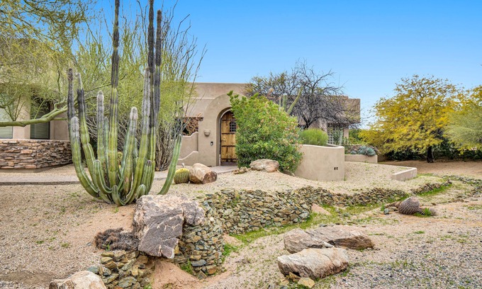 Cave Creek Casa | Private getaway,sleeps 21,pool, 2 jacuzzis, Teppanyaki grill,BBQ,covered patio+