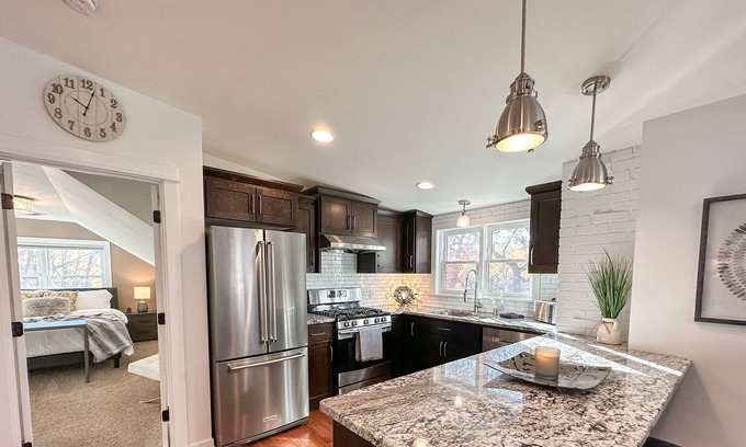 West Bloomington Casa | Private Guest Suite- Pool⭐Family & Dogs Friendly⭐City & Quiet Living