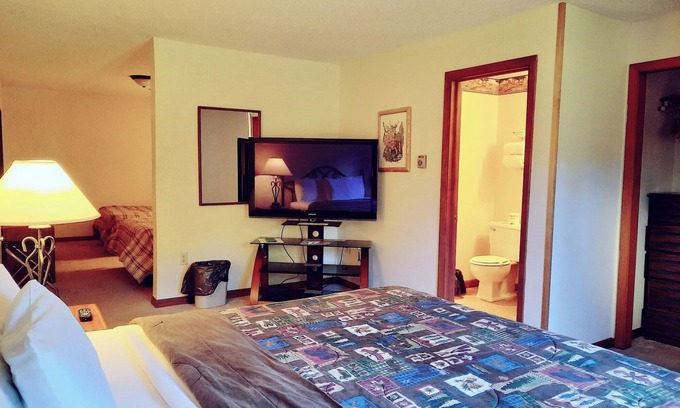 Ironwood Apartamento | Private Guestroom inside the Lodge at North Ironwood Acres with three beds and one bathroom. Dog Friendly!
