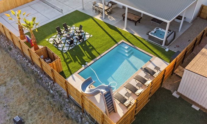 La Verkin Casa | Private heated pool/hot tub, pickleball mini golf. 9 bdrms. EV charger Sleeps 35