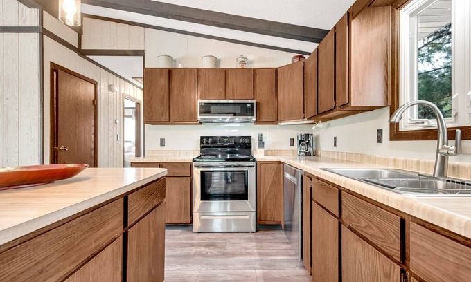 Danbury Cabina | Private Hideaway But Close to Everything in Webb Lake