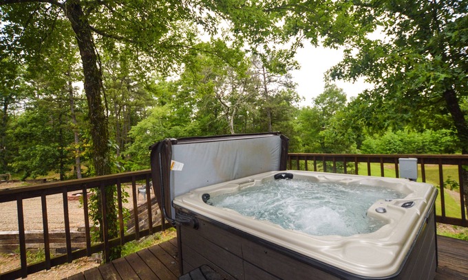Golden Cabina | Private Hideaway, Hot tub, close to Beavers Bend State Park, Broken Bow Lake.