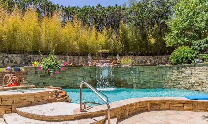 Canyon Lake Villa | High-End Resort. Your Crew Only. Saltwater Pool+HotTub, GameRoom, 1-Story, 5BATH