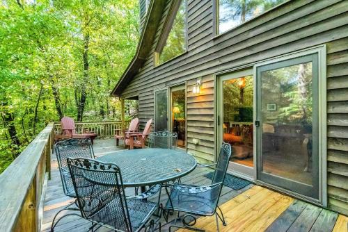 West Jefferson Casa | Private Hike to the New River - Hot Tub, Fire Pit, and Foosball