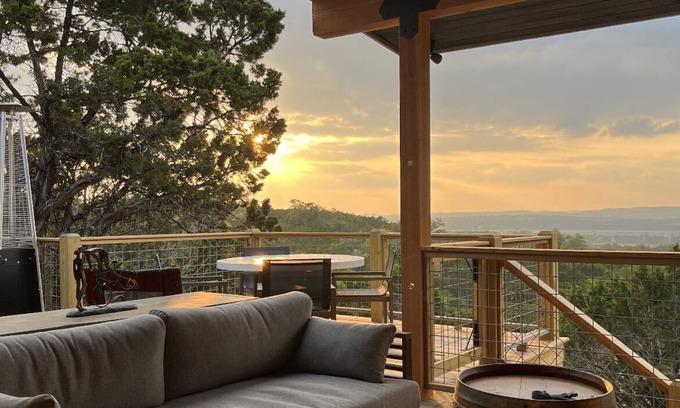 Comfort Casa | PRIVATE HILL COUNTRY HOME WITH HOT TUB AND EXPANSIVE VIEWS.