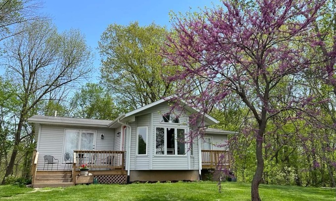 Iowa City Casa | Private Hilltop Country 3-Bedroom Home
