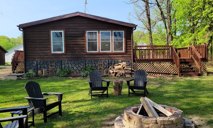 Adams Casa | Private Home,1+acre,nearWIDells,on small lake,private pier,FREE FIREWOOD,firepit