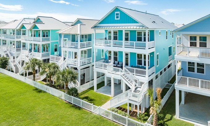 Beachside Village Casa | Private Home - 2 Living Areas, 4 Decks, Short Walk to Beach, 9 Miles to Downtown