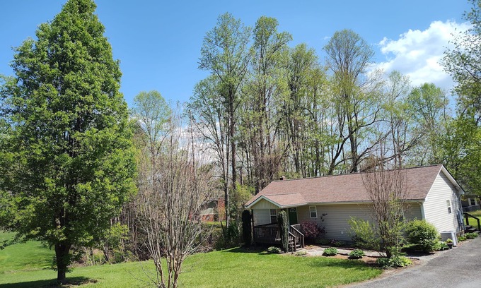 Fletcher Casa | Private home convenient to everything WNC Ag Cntr,Airprt,Sierra Nevada,DT&more
