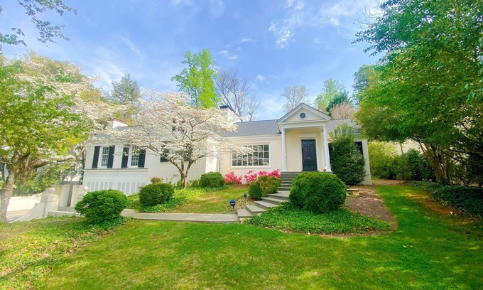 Old Irving Park Casa | Private Home for Rent in Irving Park - Golf Course Views