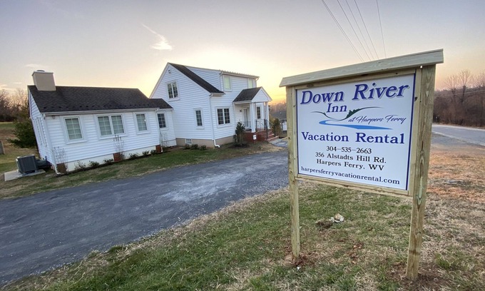 Halltown Casa | Private Home, Hot Tub, Wifi, Rural Setting, Gas Stove, 70" SmartTV