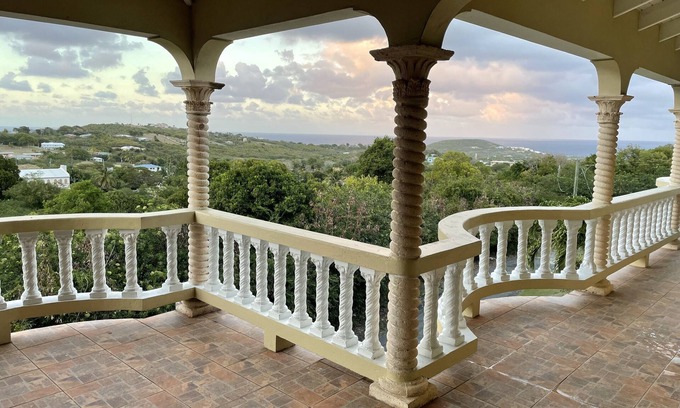 Estate East Street Casa | Private home, mid island, north side with a magnificant seaview.