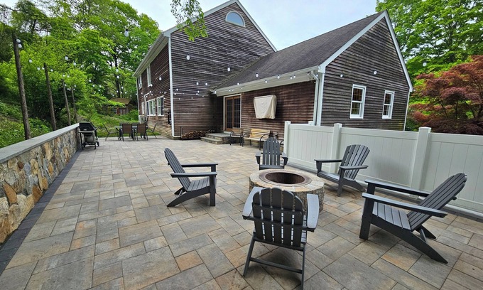 Sherman Casa | Private home next to Candlewood lake and Candlelight farms inn