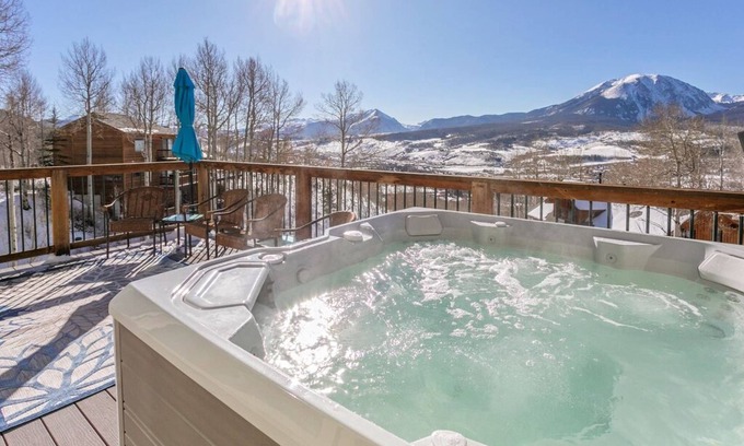 Hamilton Creek Casa | Private Home Perfect for Families - Amazing Mountain Views and Hot Tub! Close to Shops and Dining