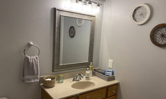 Red Bud Casa | Private Home, quiet neighborhood, So. IL, close to St. Louis