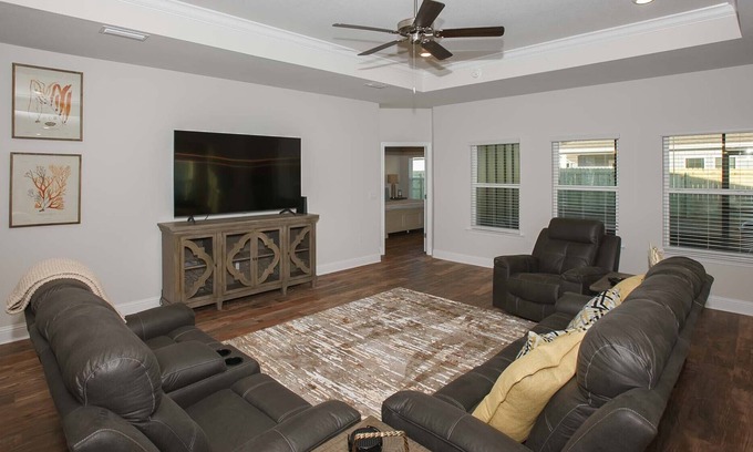 Foley Casa | Private Home, Quiet Neighborhood, Ten minutes to Beach