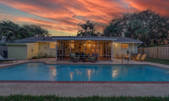 Florida North Atlantic Coast Casa | Private Home with Beautiful Backyard & Pool Close to Beach in Palm Beach Gardens