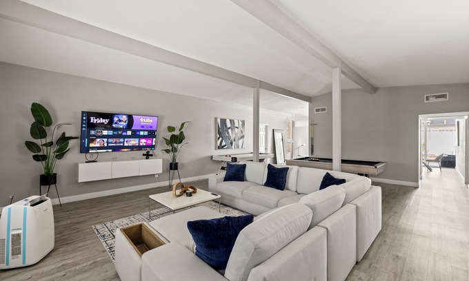 Charleston Preservation Casa | Private home with Pool! Sleeps 16 people