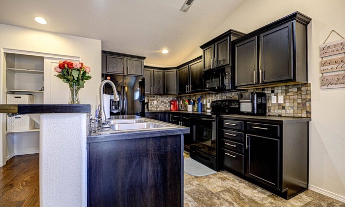 Tri-Cities Casa | Private Home & Yard, 2 Car Garage 3/2 #1857