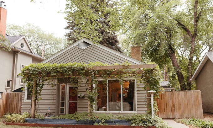 Saskatoon Downtown Casa | Private Hot Tub 3Bd, 5 min Walk to Broadway & Downtown