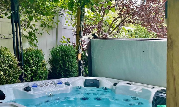 Smyrna Casa | Private HOT TUB - Blue Lake Paradise - SLEEPS 4