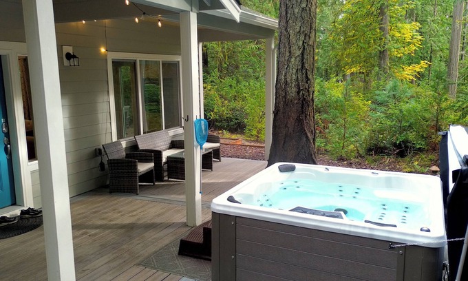 Burley Casa | Private Hot Tub | Brand New! Walk to beach