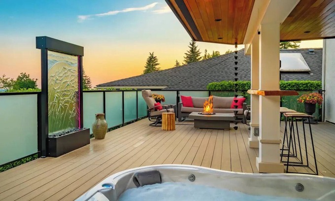 Upper Lonsdale Apartamento | Private hot tub, stunning deck, gorgeous view!