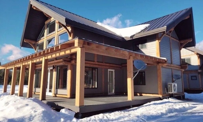 Central Okanagan Cabina | Private hot tub cabin near Big White sleeps 12