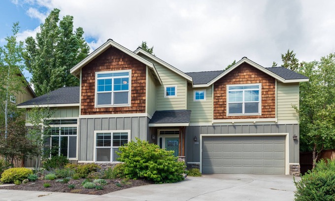 Mountain View District Casa | Private Hot Tub ~ Dog Friendly ~ Trail access to Pilot Butte ~ Fireplace