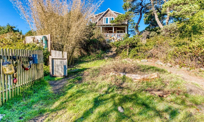 Heceta Beach Casa | Disfrutar de una bañera de hidromasaje privada y fácil acceso a la playa! Los perros son bienvenidos!