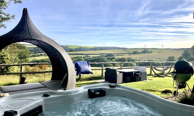 Bude Cabina | Private Hot Tub, Heating throughout plus Wood Burner, Rural & Sea Views