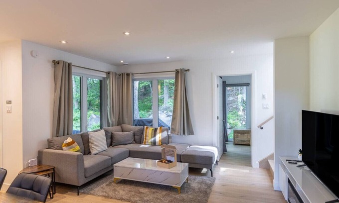 Argenteuil Regional County Municipality Chalet De Esquí | Private Hot Tub| Hiking | Skiing | Chalet Harmonia