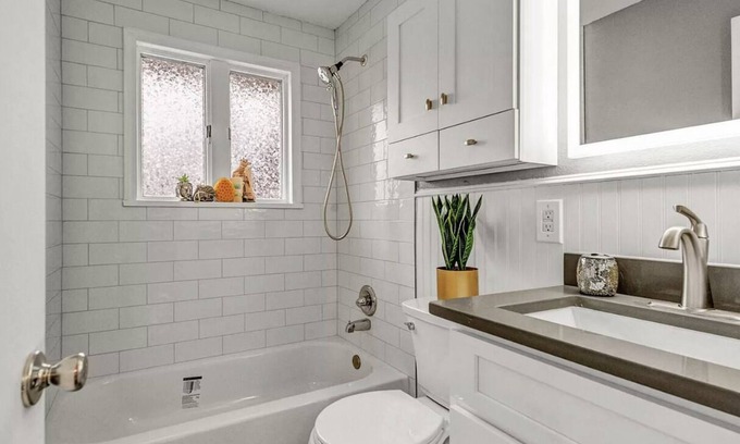 Allendale Area Casa | Private Hot Tub, Home Theater, Pool Table!