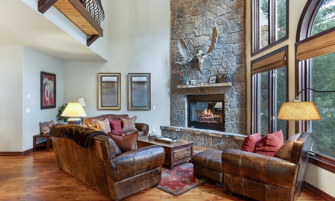 Highland Meadows Casa | Luxurious & Large - 3 Living Rooms, Private Hot Tub, Convenient to Free Bus