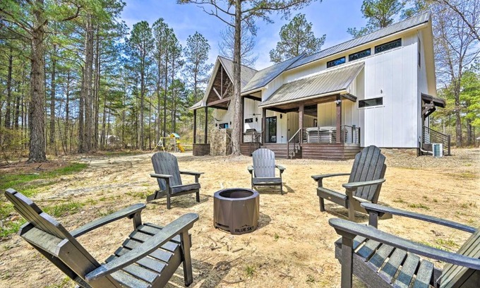 Hochatown Casa | Private Hot Tub, Outdoor Fireplace Broken Bow Gem