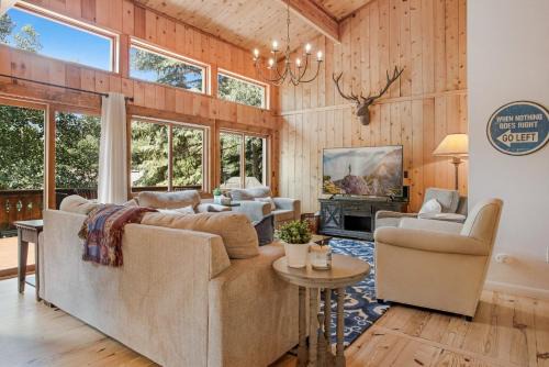 Vail Casa | Private Hot Tub, Pet Friendly, 2 Living Rooms, Kitchen Plus Kitchenette, On Shuttle Route