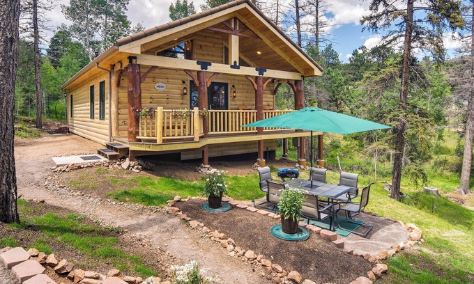 Green Valley Cabina | Private Hot Tub & Pond: Conifer Log Cabin