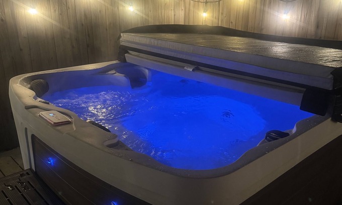 Harvey Park South Casa | PRIVATE HOT TUB! Stunning updated downstairs home- Amazing Location